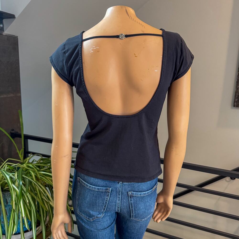 Lululemon Organic Cotton Open-Back T-Shirt Charm Black Size 4 Baby Tee